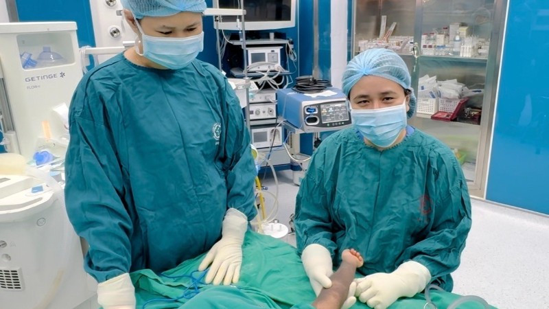 Phó Giáo sư, Tiến sĩ Phạm Thị Việt Dung, Trưởng khoa Phẫu thuật Tạo hình Thẩm mỹ, chuẩn bị phẫu thuật cho 1 ca nơ vi hắc tố bẩm sinh cánh tay.