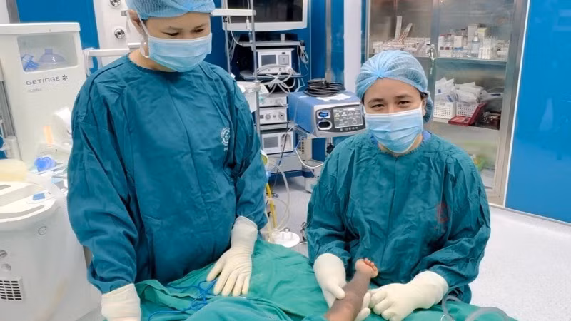 Phó Giáo sư, Tiến sĩ Phạm Thị Việt Dung, Trưởng khoa Phẫu thuật Tạo hình Thẩm mỹ, chuẩn bị phẫu thuật cho 1 ca nơ vi hắc tố bẩm sinh cánh tay.