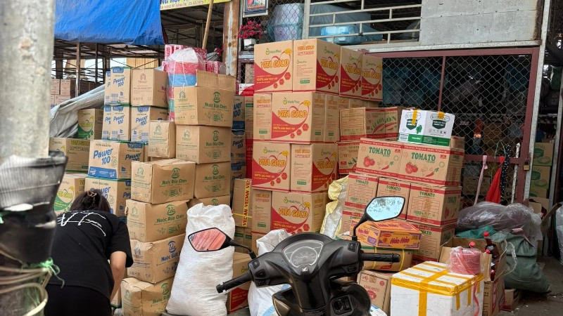 Chợ Hà Đông một trong những đầu mối cho các mặt hàng dầu ăn giá rẻ. (Ảnh: HÙNG DŨNG)