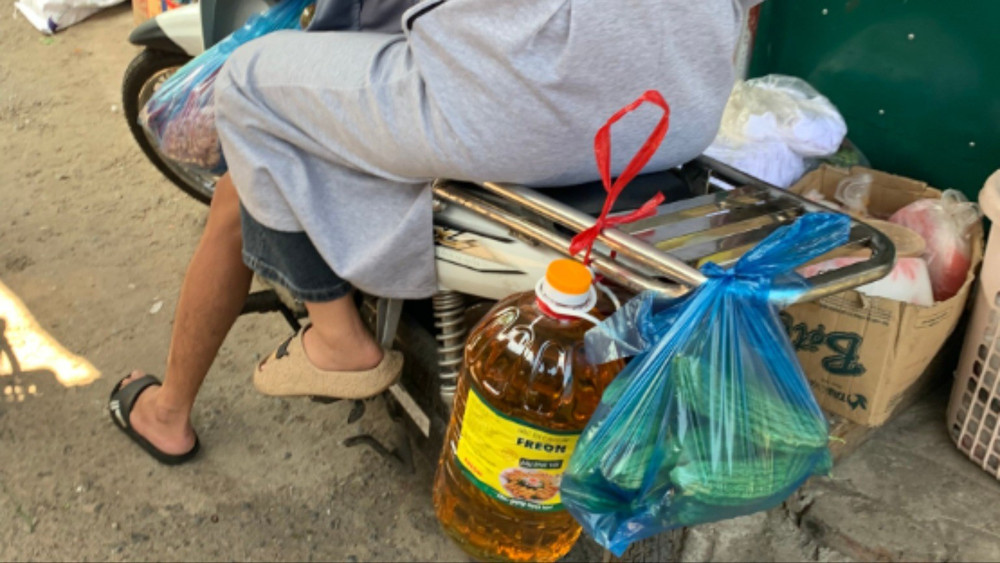 Dầu ăn giá rẻ loại 10-20 lít vẫn được các quán hàng sử dụng. (Ảnh: SĨ DŨNG) anh-2-1-5403.jpg