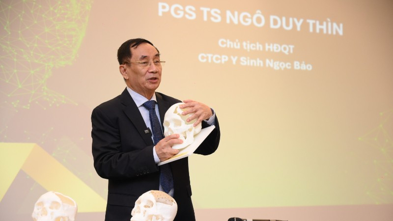 Phó Giáo sư, Tiến sĩ Ngô Duy Thìn giới thiệu về sản phẩm mảnh ghép hộp sọ PEEK in 3D cá thể hóa.
