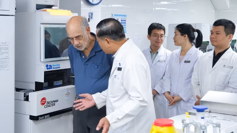 Giáo sư Harry B. Greenberg, “cha đẻ” của vaccine Rota thế hệ đầu tiên, Cố vấn Viện Nghiên cứu Vi sinh và Chống dịch Stanford (áo xanh) trực tiếp thăm và làm việc tại Trung tâm Xét nghiệm đạt chuẩn ISO 15189:2012 tại Tâm Anh Thành phố Hồ Chí Minh từ tháng 12/2023. (Ảnh: BVCC)