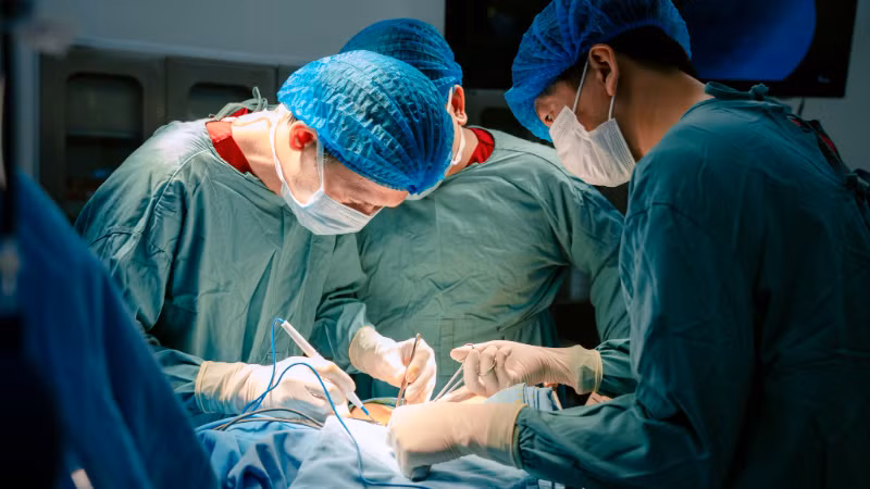 Tiến sĩ, bác sĩ Trần Thanh Tùng - Trưởng Khoa Ngoại tổng hợp cùng ê-kíp mổ phối hợp thực hiện phẫu thuật cho người bệnh.