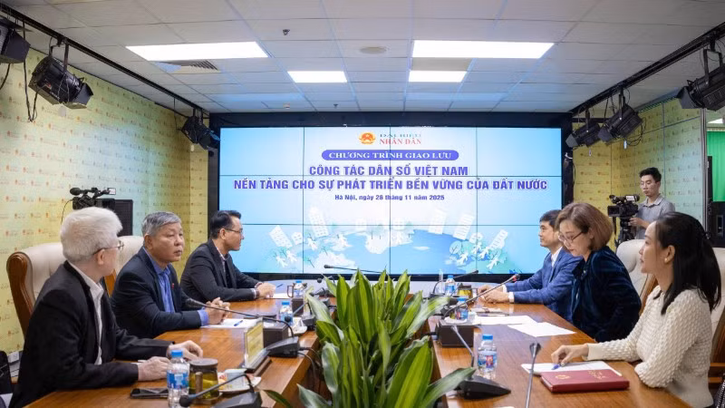 Các đại biểu tham dự buổi giao lưu. 