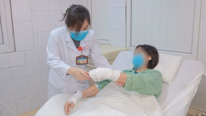Bác sĩ thăm khám cho bệnh nhân. 
