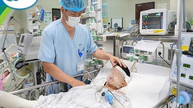 Tiến sĩ, bác sĩ Đặng Ánh Dương – Trưởng khoa Điều trị Tích cực Ngoại thăm khám cho một bệnh nhi đang điều trị tại khoa.