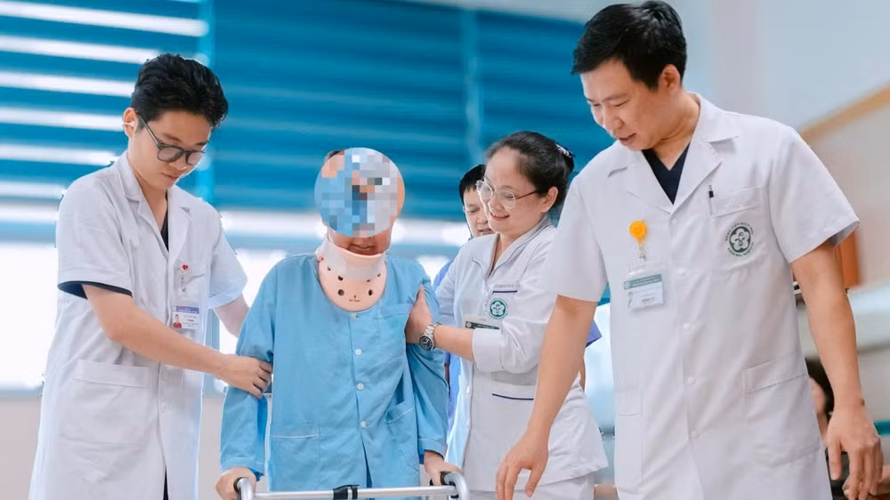 Bệnh nhân tập đi lại. (Ảnh: BVCC)