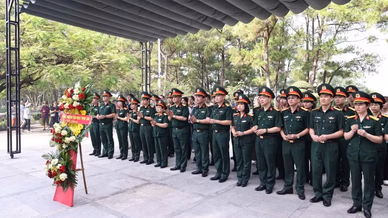 Đoàn cán bộ Bệnh viện Trung ương Quân đội 108 dâng hương tại Khu di tích Ngã ba Đồng Lộc, Nghĩa trang Liệt sĩ Đường 9, Thành cổ Quảng Trị...