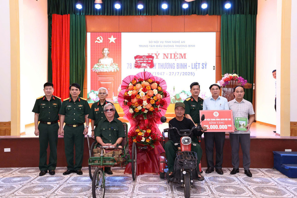 Tặng quà tri ân các thương binh, bệnh binh. z6803661848485-4dcd68719fcde0ba0d531e06324b0788.jpg