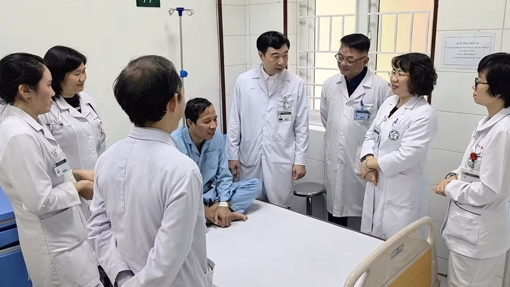 Các bác sĩ Khoa Mắt và phòng Viêm gan Virus hội chẩn trước khi bệnh nhân xuất viện.
