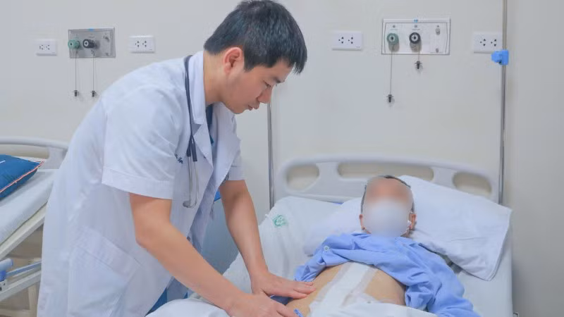 Bác sĩ thăm khám lại cho bệnh nhân sau phẫu thuật. 