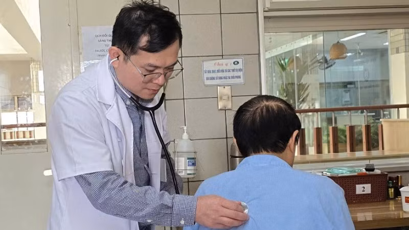 Tiến sĩ, bác sĩ Ngô Gia Khánh thăm khám cho người bệnh đang điều trị tại Khoa Phẫu thuật lồng ngực và mạch máu.