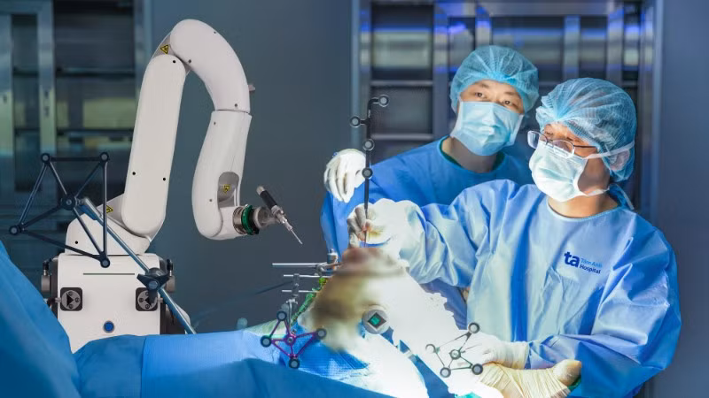 Bác sĩ thực hiện phẫu thuật nhờ sự hỗ trợ của hệ thống robot phẫu thuật Da Vinci Xi.