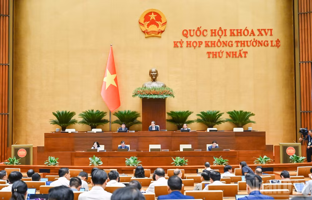 C&aacute;c đại biểu thảo luận ở hội trường s&aacute;ng 12/8. (Ảnh: DUY LINH)