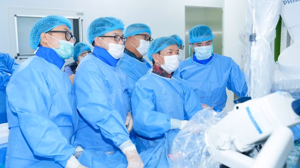Tiến sĩ, bác sĩ Nguyễn Quốc Thái, Phó Viện trưởng Viện Tim mạch và ê-kíp thực hiện kỹ thuật TAVI cho người bệnh. (Ảnh: BVCC)