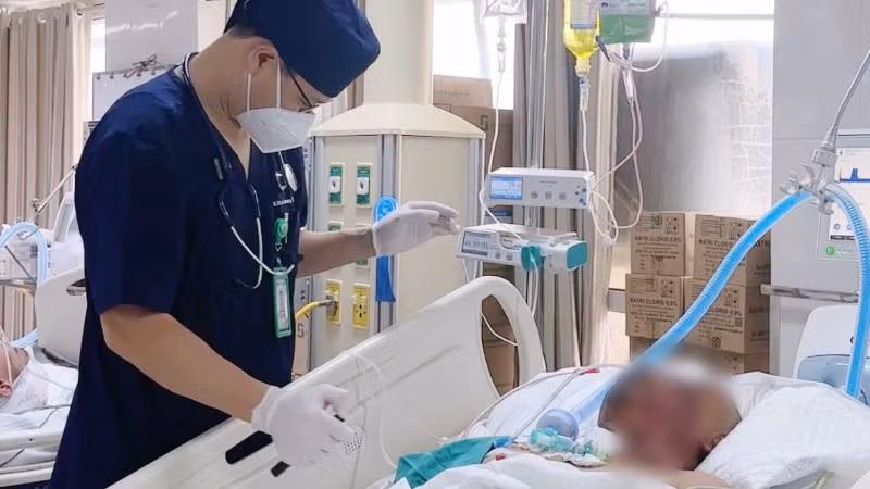 Bệnh nhân N.H.T (31 tuổi, Hưng Yên) tại phòng Hồi sức tích cực 2, Trung tâm Gây mê và Hồi sức ngoại khoa, Bệnh viện Hữu nghị Việt Đức.