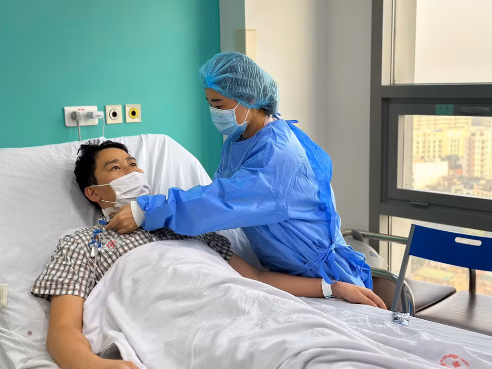 Hai vợ chồng đang bình phục sau ca phẫu thuật.