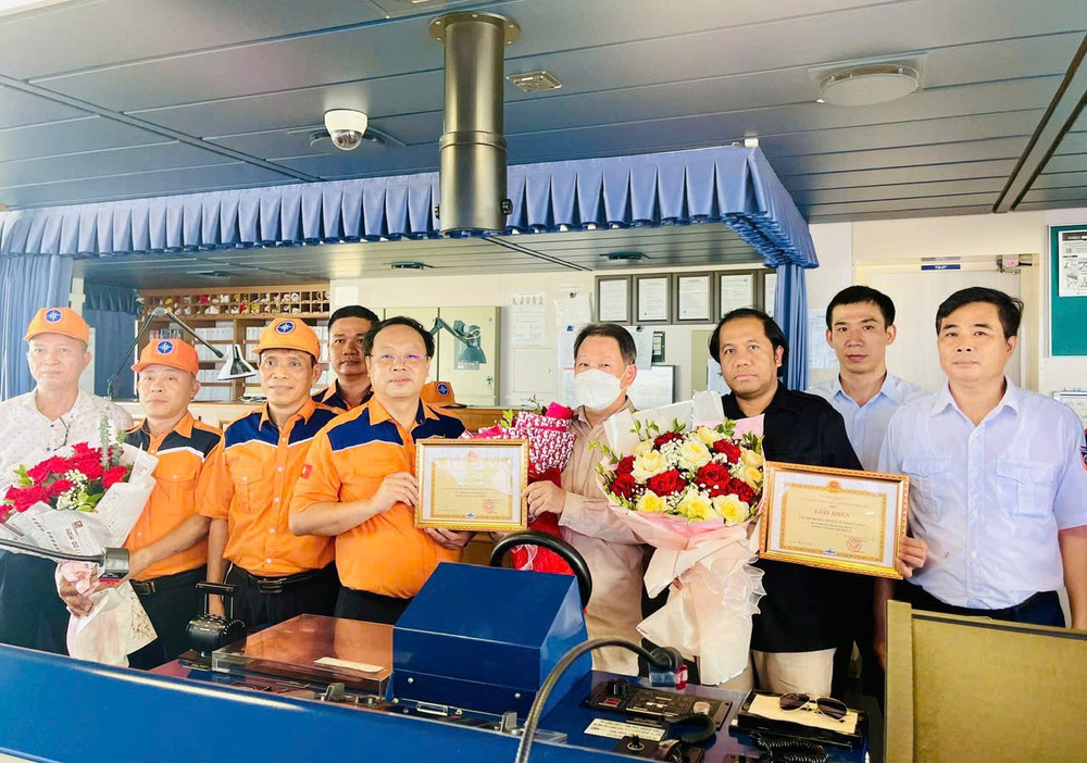 Đoàn công tác của Cục Hàng hải và Đường thủy Việt Nam trao tặng Giấy khen cho thuyền trưởng và thuyền viên tàu STARSHIP TAURUS.