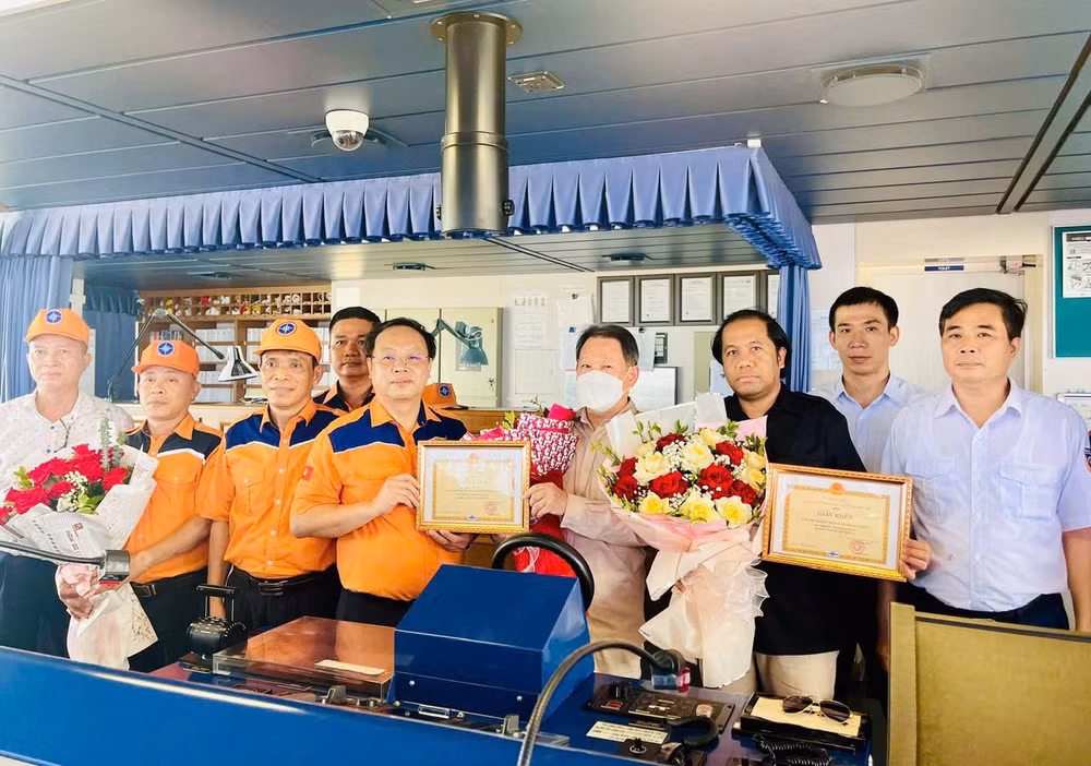 Đoàn công tác của Cục Hàng hải và Đường thủy Việt Nam trao tặng Giấy khen cho thuyền trưởng và thuyền viên tàu STARSHIP TAURUS.