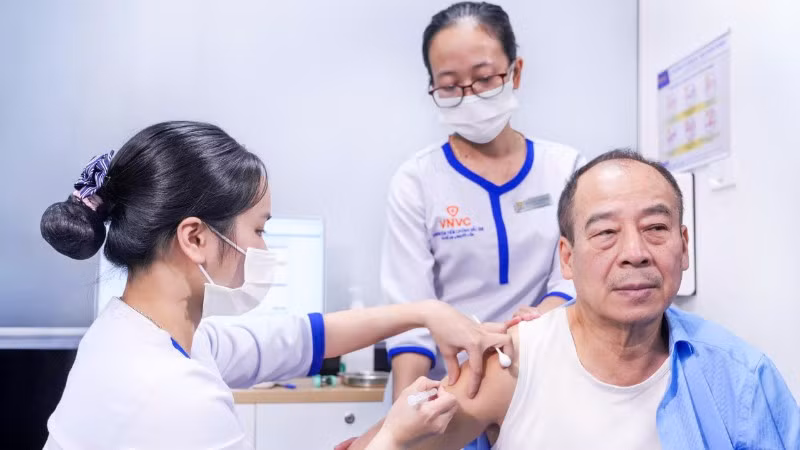 Phó Giáo sư, Tiến sĩ, nguyên Cục trưởng Cục Y tế Dự phòng tiêm vaccine RSV.
