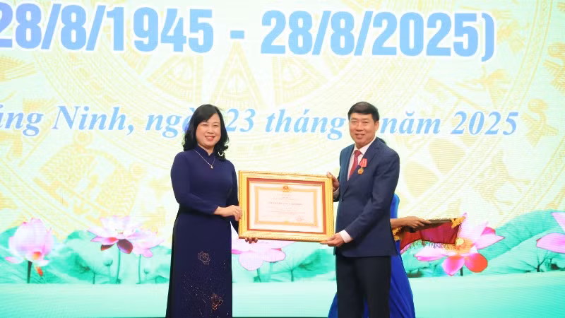 Bộ trưởng Đào Hồng Lan thừa ủy quyền của Chủ tịch nước, trao Huân chương Lao động hạng Ba cho ông Đoàn Hữu Thiển, Chánh Văn phòng Bộ Y tế.