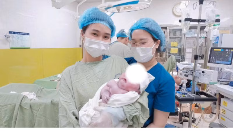 Bé trai chào đời với cân nặng lên tới 5.860gr tại Bệnh viện Phụ sản Hà Nội.
