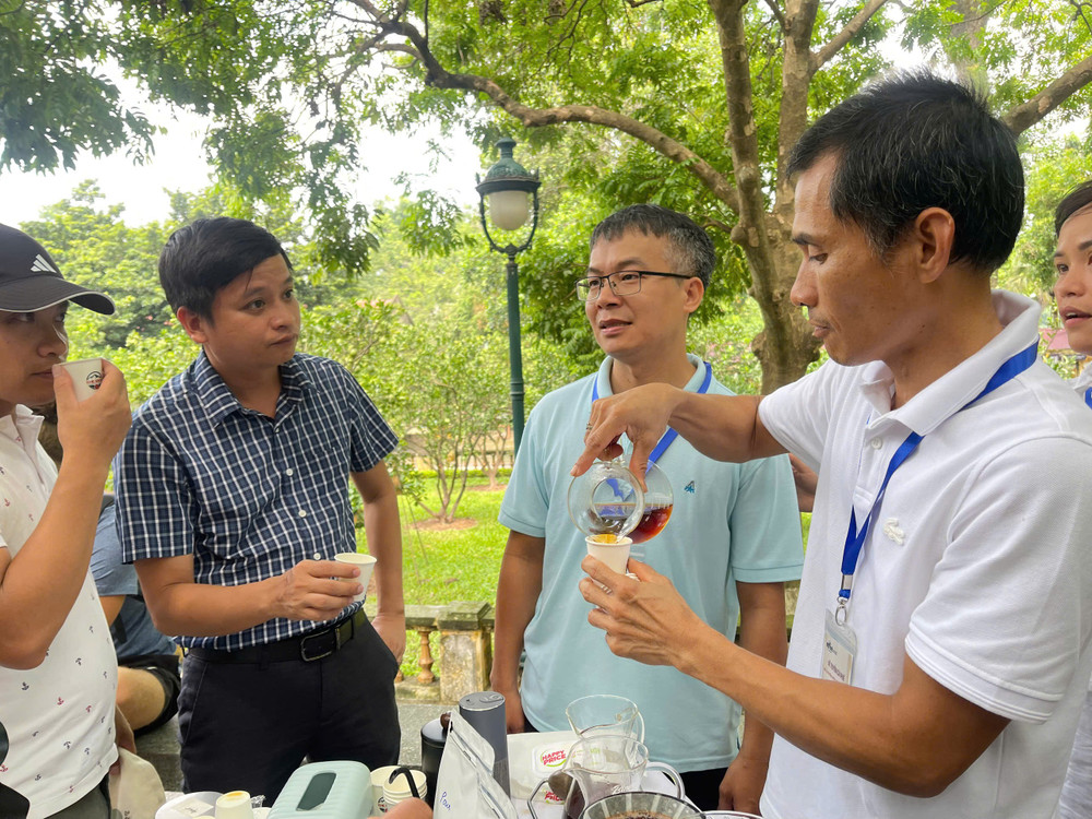Các thương hiệu cà-phê mời du khách nếm thử hương vị đặc trưng cà-phê Khe Sanh, Quảng Trị. z6845804473844-be652c2c8c6fbcad75409cfd82bb395b.jpg
