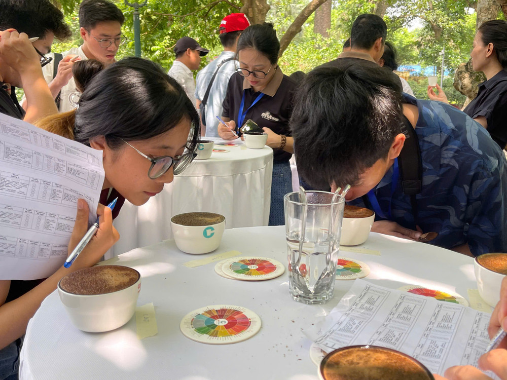 Nhiều bạn trẻ thưởng thức và đưa ra nhận xét cho từng loại cà-phê trồng tại Khe Sanh, Quảng Trị. z6845804461169-15d63c77ed2f38b74868f825024e5e5d.jpg