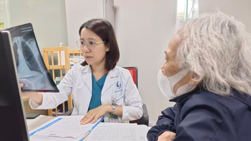 Phó Giáo sư, Tiến sĩ Nguyễn Ngọc Tâm khám cho người bệnh. (Ảnh: D.L)