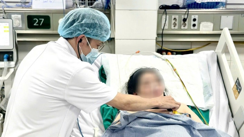 Thạc sĩ, bác sĩ Nghiêm Văn Hùng, Viện Y học Nhiệt đới, Bệnh viện Bạch Mai thăm khám cho sản phụ.