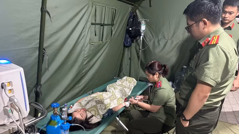 Cấp cứu người dân bị ngất khi đi xem diễu binh, diễu hành. 