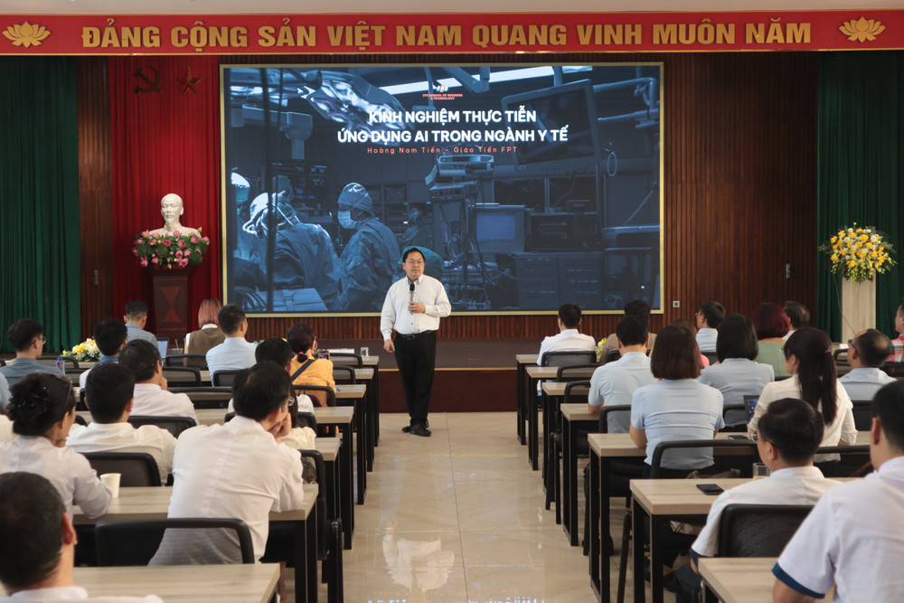 Ông Hoàng Nam Tiến, Phó Chủ tịch Trường đại học FPT chia sẻ tại hội thảo. 40f1e772-065a-415c-ae2a-ae95deaca5a7.jpg