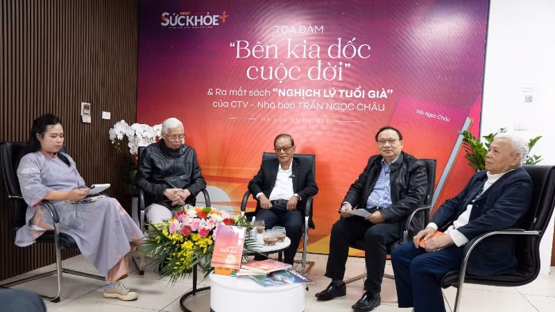 Các diễn giả chia sẻ tại tọa đàm.