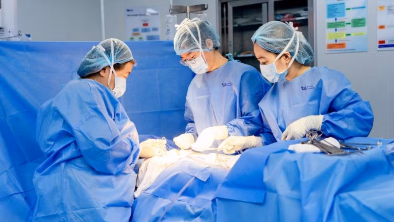 Các bác sĩ can thiệp phẫu thuật cho bệnh nhân. 