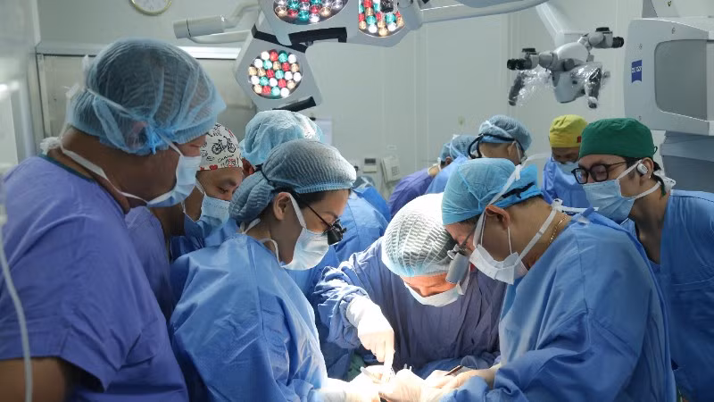 Các bác sĩ tiến hành ca ghép cho bệnh nhân.