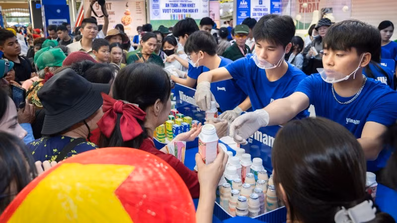 Rất đông du khách thưởng thức các sản phẩm sữa tươi ngon của Vinamilk.