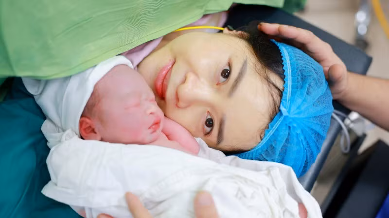 Con trai chào đời an toàn ở tuần thai 38 khi người chị song sinh đã chào đời trước đó ở tuần thai 26. (Ảnh: BVCC)