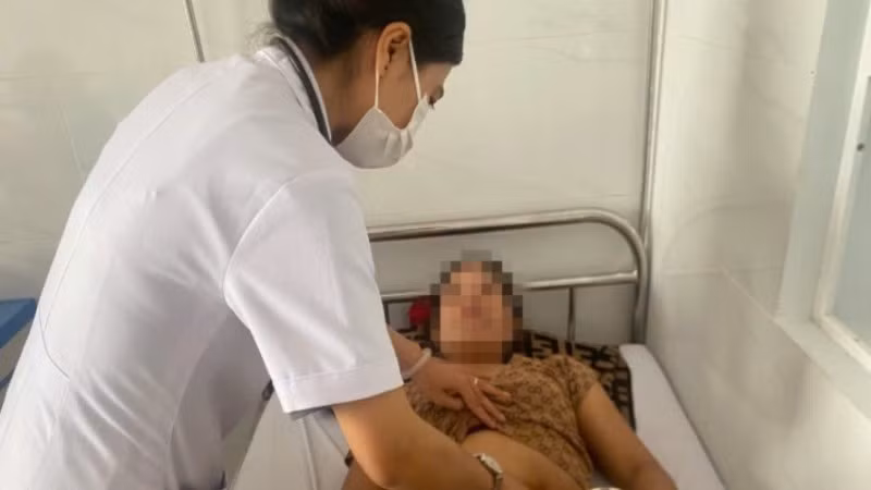 Các bệnh nhân bị rối loạn tiêu hóa, tiêu chảy sau khi ăn bánh mì tại cơ sở bán bánh mì của cô T. đang điều trị tại Trung tâm Y tế M'Đrắk. (Ảnh:MAI LÊ)