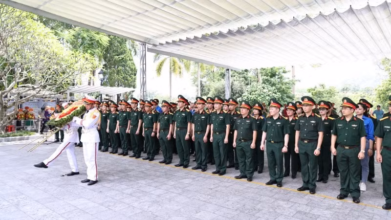 Hơn 50 cán bộ, thầy thuốc của Bệnh viện Trung ương Quân đội 108 cúi đầu kính cẩn tri ân các Anh hùng liệt sĩ.