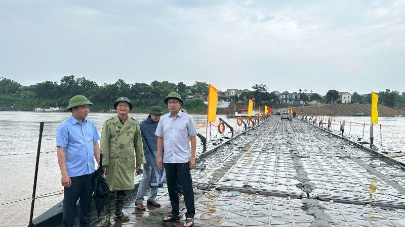 Đoàn công tác do Cục trưởng Lê Đỗ Mười kiểm tra tại khu vực Cầu Phong Châu-Phú Thọ. z6826883192058-5bc3ea552d0d49fa62ad36d7d76294a1-572.jpg