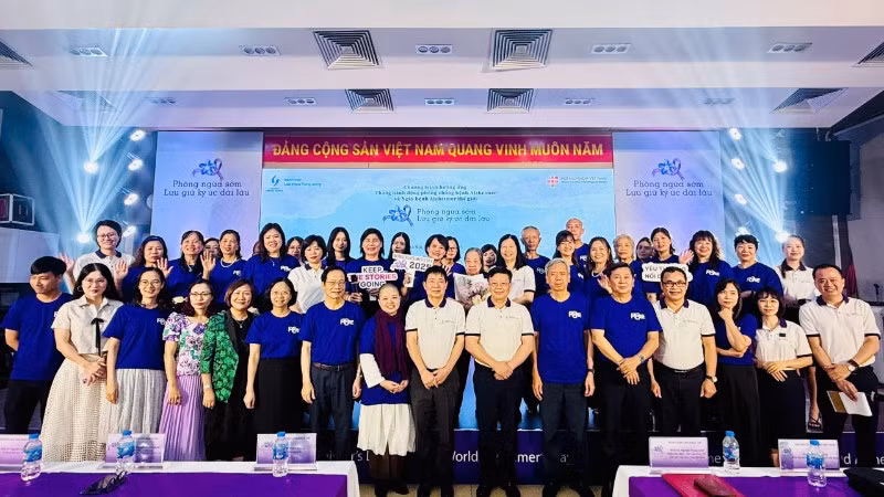 Các đại biểu tham dự chương trình.