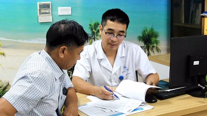 Bác sĩ tư vấn cho người bệnh cao tuổi tại Bệnh viện Lão khoa Trung ương. (Ảnh minh họa)