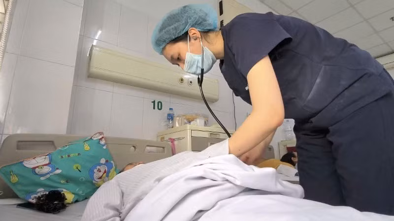 Bệnh nhân nằm điều trị tại Bệnh viện Bệnh Nhiệt đới Trung ương.