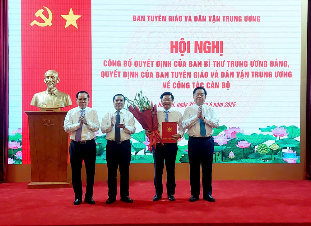 Đồng chí Trần Thanh Lâm (thứ 2, bên phải) giữ chức Phó Trưởng ban Ban Tuyên giáo và Dân vận Trung ương
