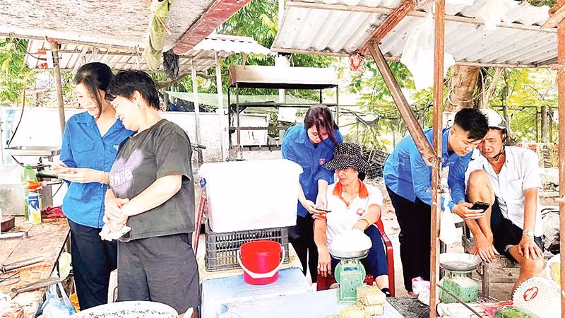 Đoàn viên, thanh niên Tỉnh đoàn Hưng Yên hướng dẫn người dân sử dụng điện thoại thông minh ứng dụng trên nền tảng số.