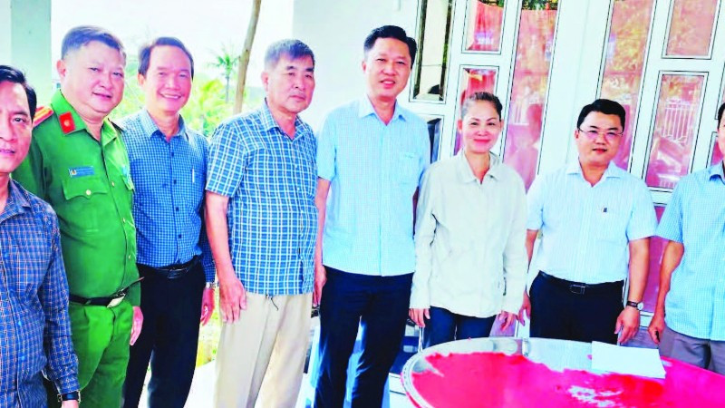 Bí thư Đảng ủy và Chủ tịch Ủy ban nhân dân phường Vĩnh Trạch trực tiếp đến tận nhà công dân gặp gỡ, đem lại kết quả tốt đẹp.