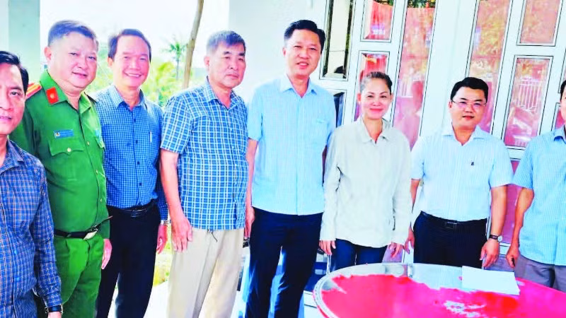 Bí thư Đảng ủy và Chủ tịch Ủy ban nhân dân phường Vĩnh Trạch trực tiếp đến tận nhà công dân gặp gỡ, đem lại kết quả tốt đẹp.