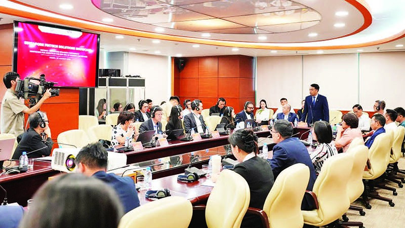 Doanh nghiệp Singapore và doanh nghiệp Hà Nội gặp gỡ kết nối, hợp tác trong lĩnh vực công nghệ tài chính.