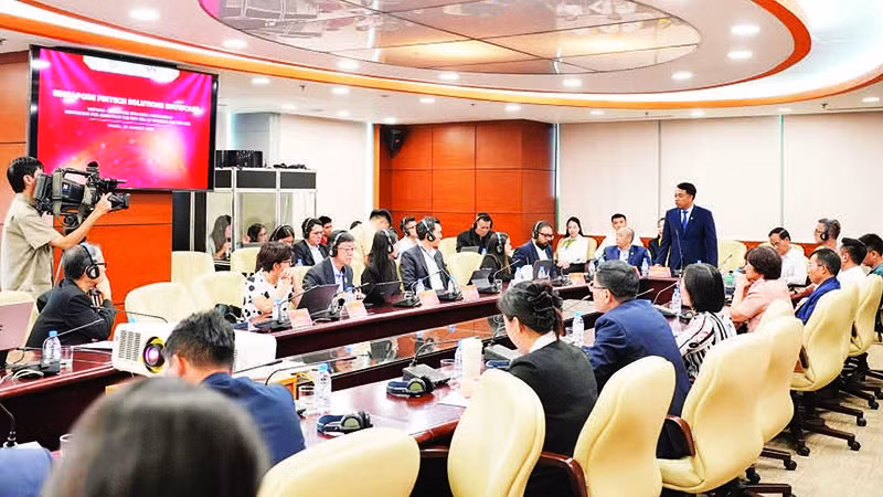 Doanh nghiệp Singapore và doanh nghiệp Hà Nội gặp gỡ kết nối, hợp tác trong lĩnh vực công nghệ tài chính.