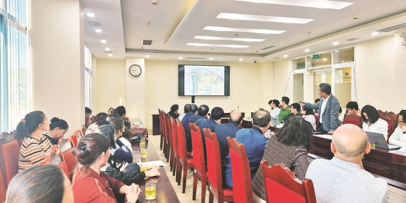 Ủy ban nhân dân phường Ngọc Hà đối thoại với các hộ kinh doanh tự phát.